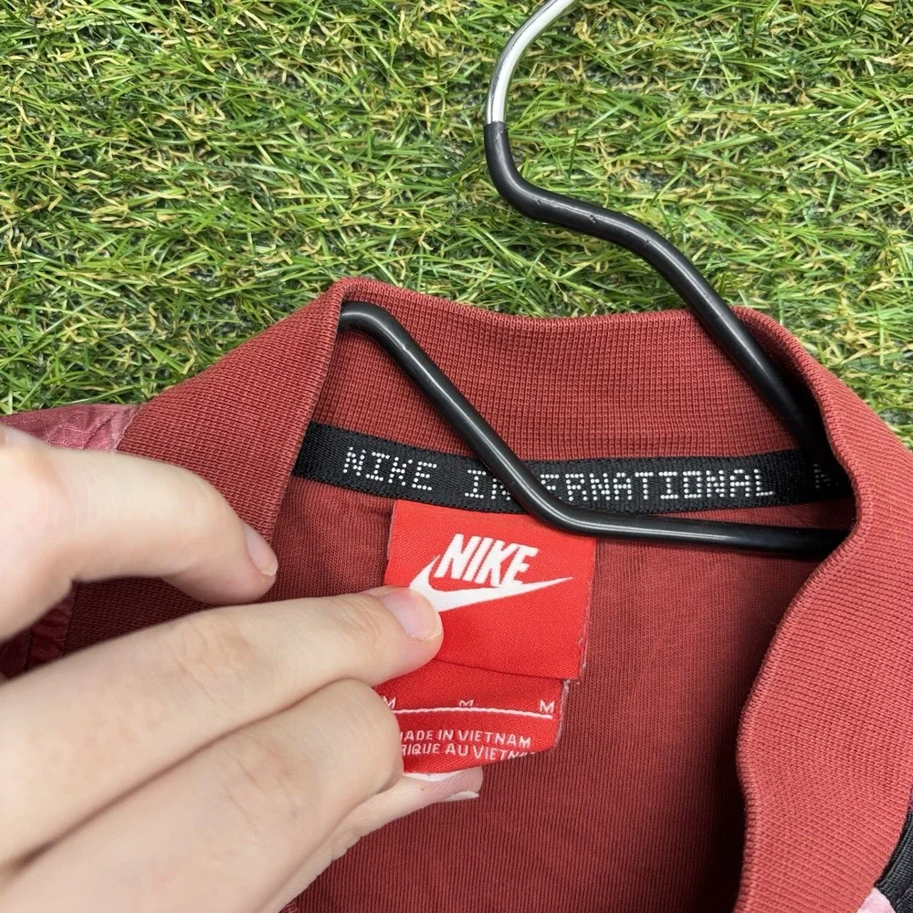 Nike International Jacket Womens Medium Windbreaker Full Zip Up Softshell Red